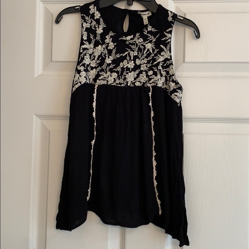 FINAL 🎩SALE✅!!EMBROIDERED TOP WITH FLARED SIDES🎩